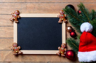 Zencefilli kurabiye adam Noel dekorasyonu ile