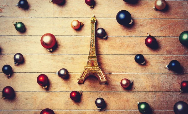 Tour Eiffel souvenir avec boules de Noël — Photo