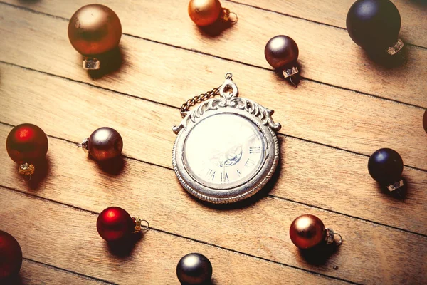 Relógio de alarme com bugigangas de Natal ao redor — Fotografia de Stock