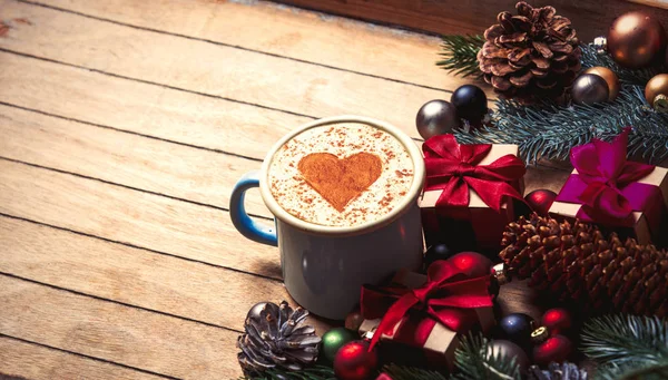 Cappuccino med hjärta form och juldekoration — Stockfoto