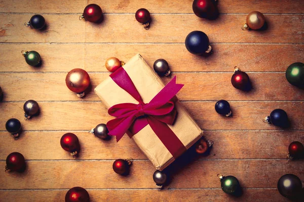 Caja de regalo con adornos de Navidad alrededor — Foto de Stock