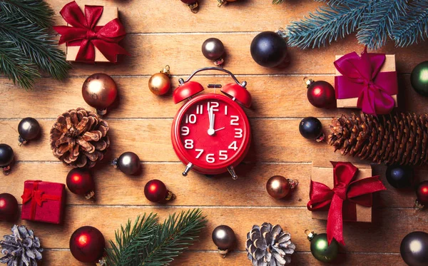 Noel dekorasyonu ile çalar saat — Stok fotoğraf
