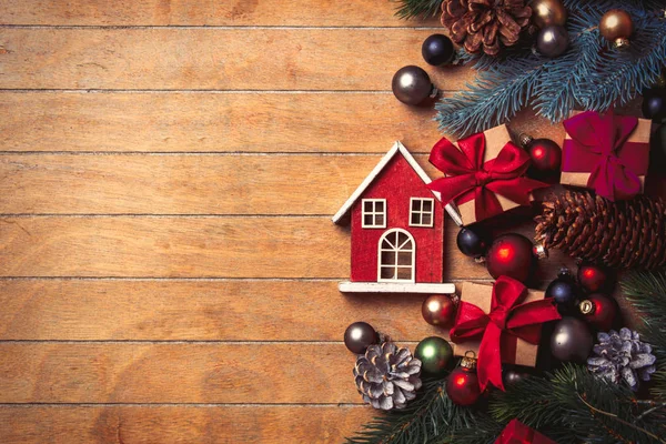 Mały drewniany dom i świątecznych dekoracji — Zdjęcie stockowe
