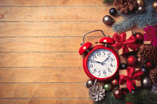 Relógio despertador com decoração de Natal — Fotografia de Stock