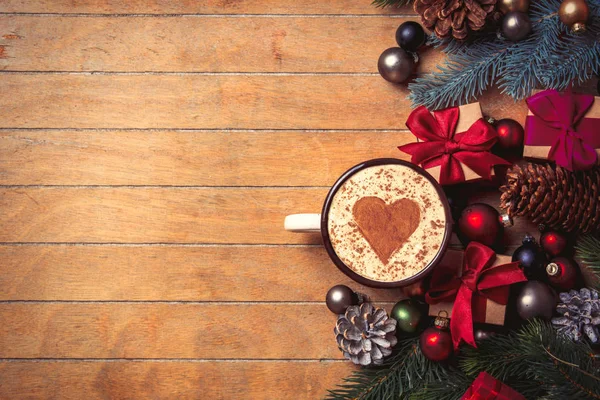 Cappuccino avec forme de coeur et décoration de Noël — Photo