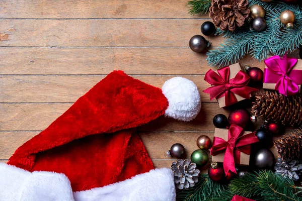 サンタ クロースの帽子とクリスマス デコレーション — ストック写真