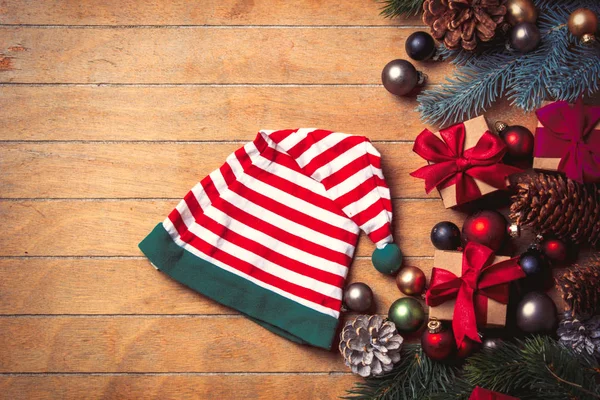 Elf şapka Noel dekorasyonu ile — Stok fotoğraf