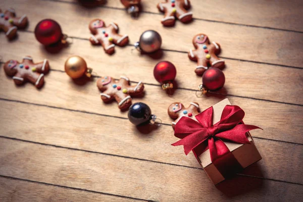 Navidad hombre de jengibre y caja de regalo — Foto de Stock
