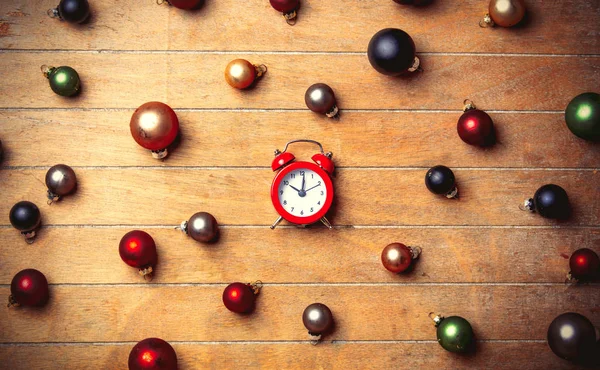 Relógio de alarme com bugigangas de Natal ao redor — Fotografia de Stock