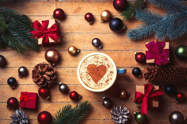 Cappuccino com forma de coração e decoração de Natal — Fotografia de Stock