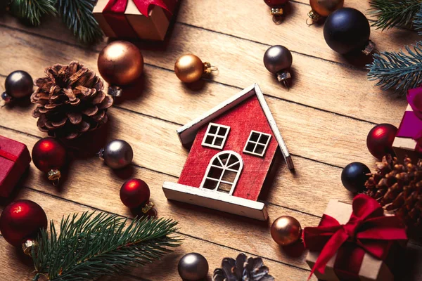 Petite maison en bois et décoration de Noël — Photo