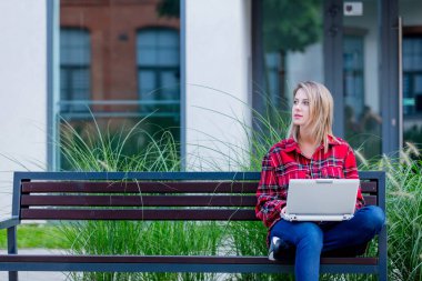 Defter dışında kullanarak çalışan genç kadın.