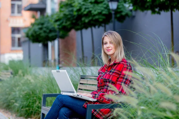 Jonge Vrouw Met Behulp Van Laptop Buiten — Stockfoto