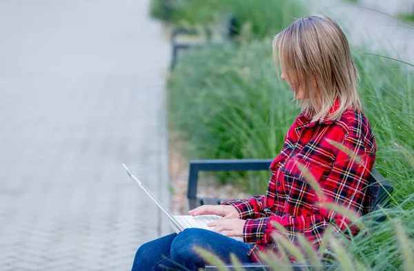 Porträt Einer Jungen Frau Mit Notizbuch Die Auf Bank Der — Stockfoto