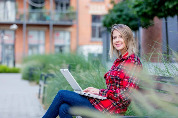 Junge Frau Arbeitet Mit Notizbuch Draußen Auf Bank Sitzend — Stockfoto