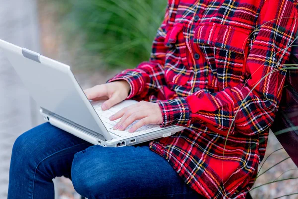 Kobieta Pracująca Przy Użyciu Notebooka Poza Siedząc Ławce — Zdjęcie stockowe