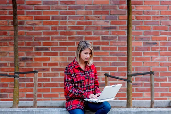 Młoda Ładna Kobieta Pracuje Trybie Online Pomocą Laptopa Pobliżu House — Zdjęcie stockowe