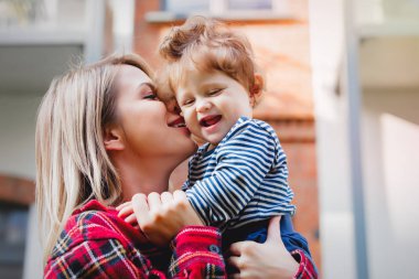 Genç Anne Bebek Çocuk eve yakın açık ile