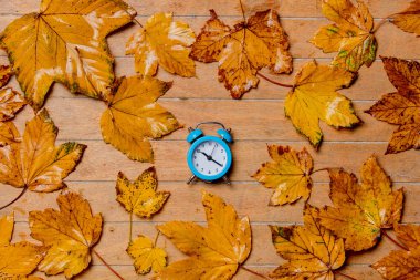 küçük vintage çalar saat ile akçaağaç ahşap masada bırakır