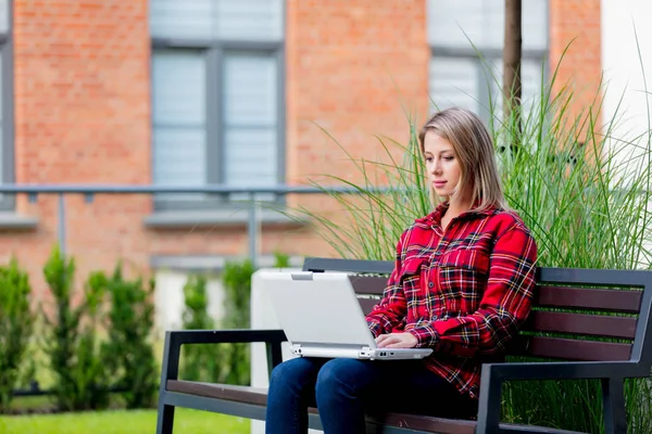 Junge Frau Hellen Hemd Die Mit Notizbuch Arbeitet Sitzt Auf — Stockfoto