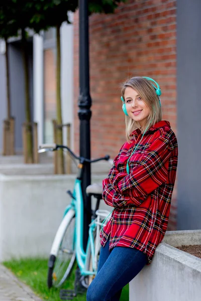 Genç Sarışın Kız Bisiklet Açık Duran Kulaklık Kullanarak Müzik Dinlemek — Stok fotoğraf