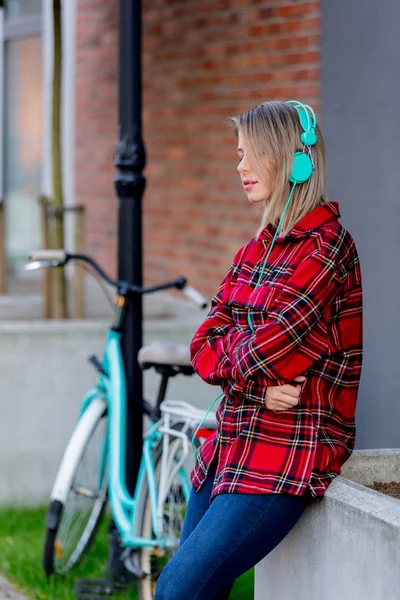 Chica Rubia Joven Escuchando Música Usando Auriculares Pie Con Bicicleta —  Fotos de Stock