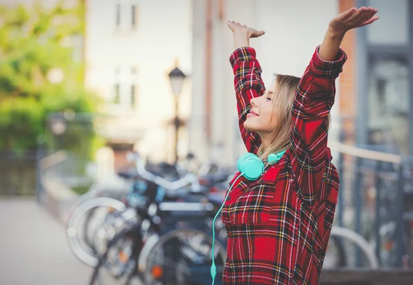 Joven Chica Rubia Con Auriculares Aire Libre Con Bicicletas Sobre — Foto de Stock