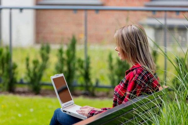 Porträt Einer Jungen Frau Die Online Auf Einer Bank Sitzt — Stockfoto