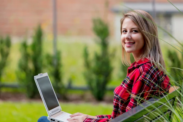 Sorridente Giovane Donna Con Notebook All Aperto — Foto Stock