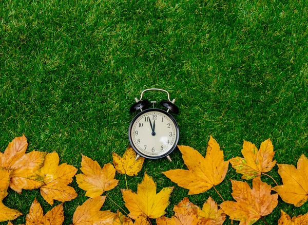 Feuilles Érable Automne Dorées Horloge Sur Herbe Verte — Photo