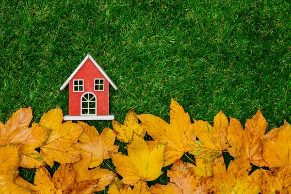 Goldener Herbst Ahornblätter Und Holzhäuschen Auf Grünem Gras — Stockfoto