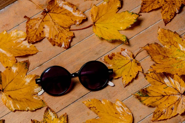 Bicchieri Vintage Con Foglie Acero Sul Tavolo Legno — Foto Stock