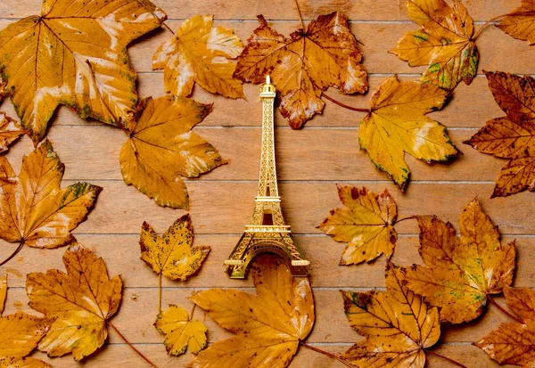 Pequeña Torre Eiffel Vintage Con Hojas Arce Sobre Mesa Madera — Foto de Stock