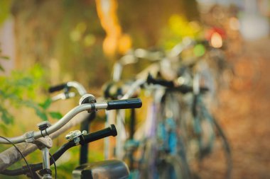 Eski bisiklet yakınındaki raills caddenin üzerinde. Günbatımı zamanı.