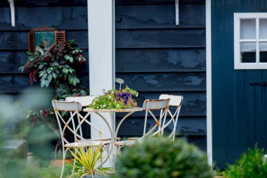 Küçük bahçe ve masa sandalye ile