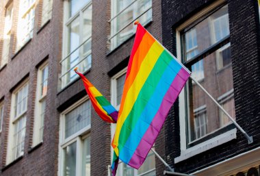 Amsterdam'da binasında gurur eşcinsel bayrak