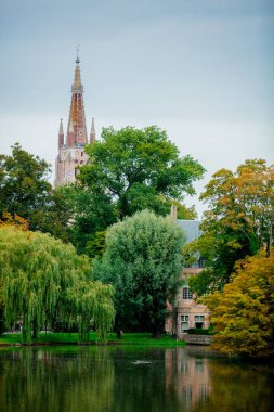 Arka plan eski evin etrafında ağaçlar ve Katedrali