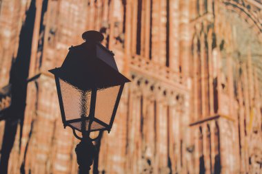 Vintage sokak lambası arka planda Bina Katedrali ile