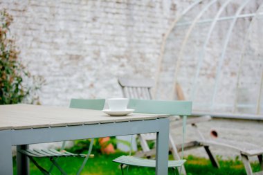 bir bahçe ahşap bir masa üzerinde Cup