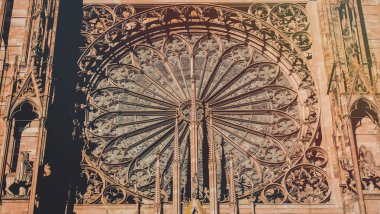 Strasburg eski katedralde cephe yönü göster