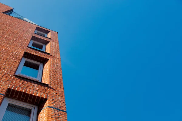 Bâtiment en brique rouge avec fenêtres modernes — Photo