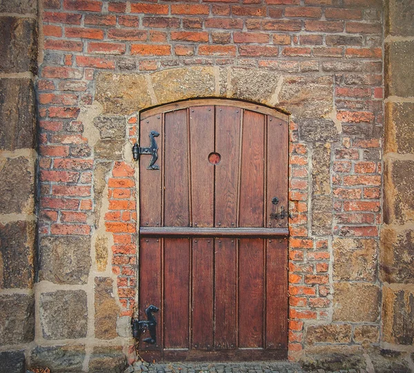 Παλιά πόρτα της εκκλησίας στον τοίχο από τούβλα — Φωτογραφία Αρχείου