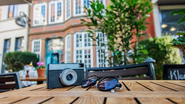 Стара камера і сонцезахисні окуляри на дерев'яному столі — стокове фото