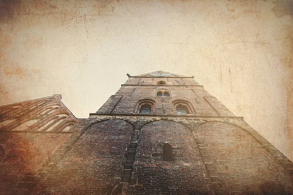 Vista sulla facciata della vecchia chiesa — Foto Stock