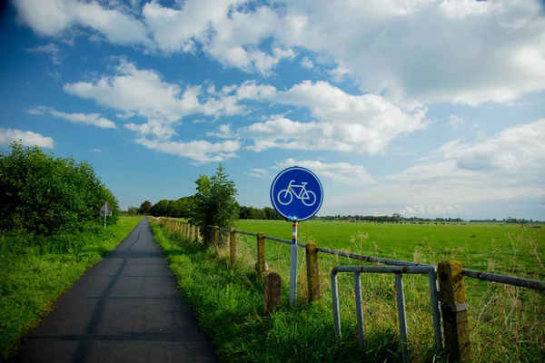 Segnaletica bici vicino strada sulla campagna in Olanda — Foto Stock