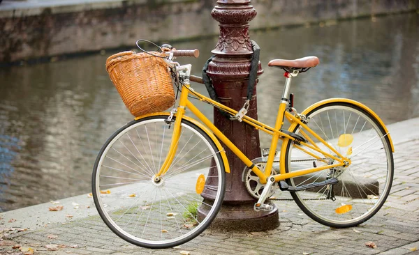 Bicicletta gialla vicino al palo della città. Bruges — Foto Stock