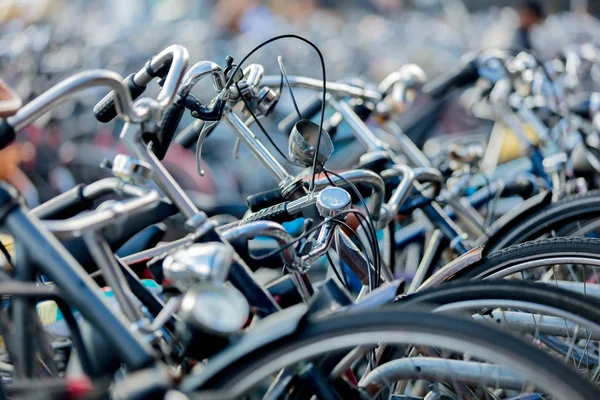 Una gran cantidad de bicicletas en el aparcamiento en Amsterdam —  Fotos de Stock