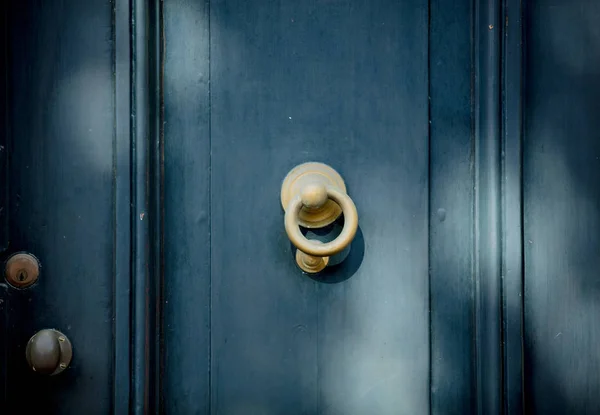 Old door knob in dutch village. — Stock Photo, Image