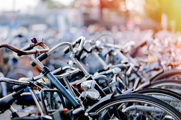 암스테르담에서 주차장에 자전거의 많은 — 스톡 사진