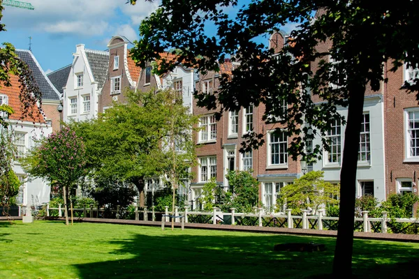 Old city houses in Amsterdam, Netherlands. — Stock Photo, Image